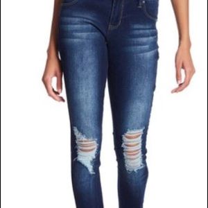 NWOT Distressed high rise stretch blue jeans